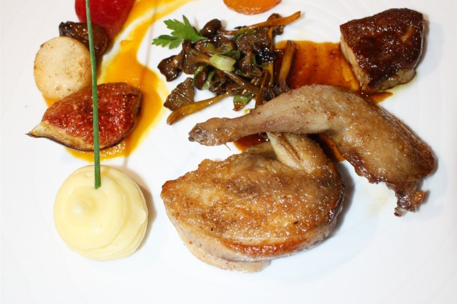 Caille désossée et rôtie, escalope de foie gras poêlée, garniture retour de chasse