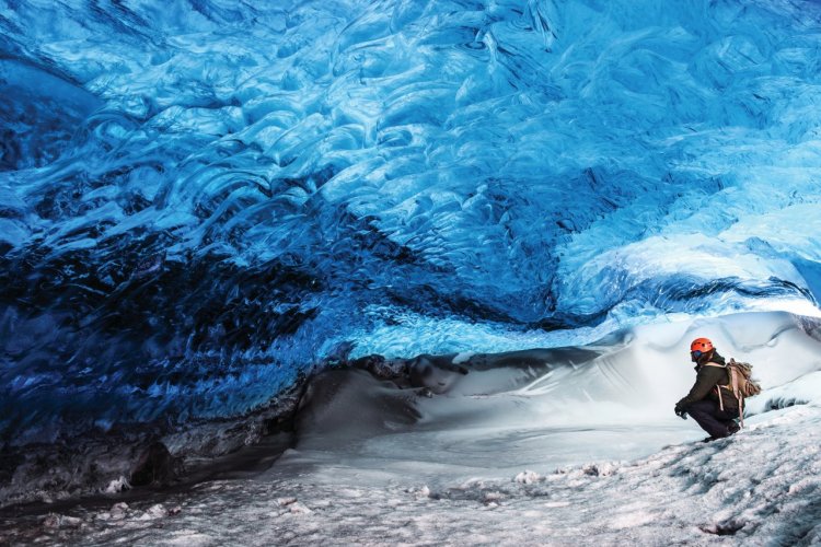 Exploration d’une grotte de glace. - © Anna_Om