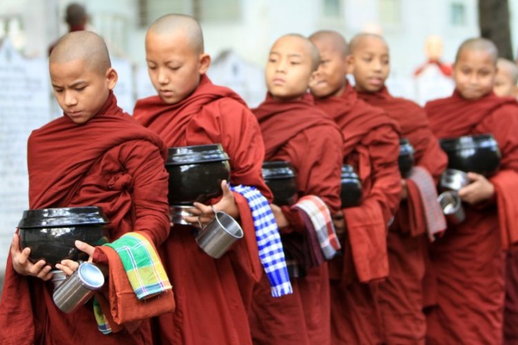 Mandalay - procession au monastère - © Stéphan Szeremeta