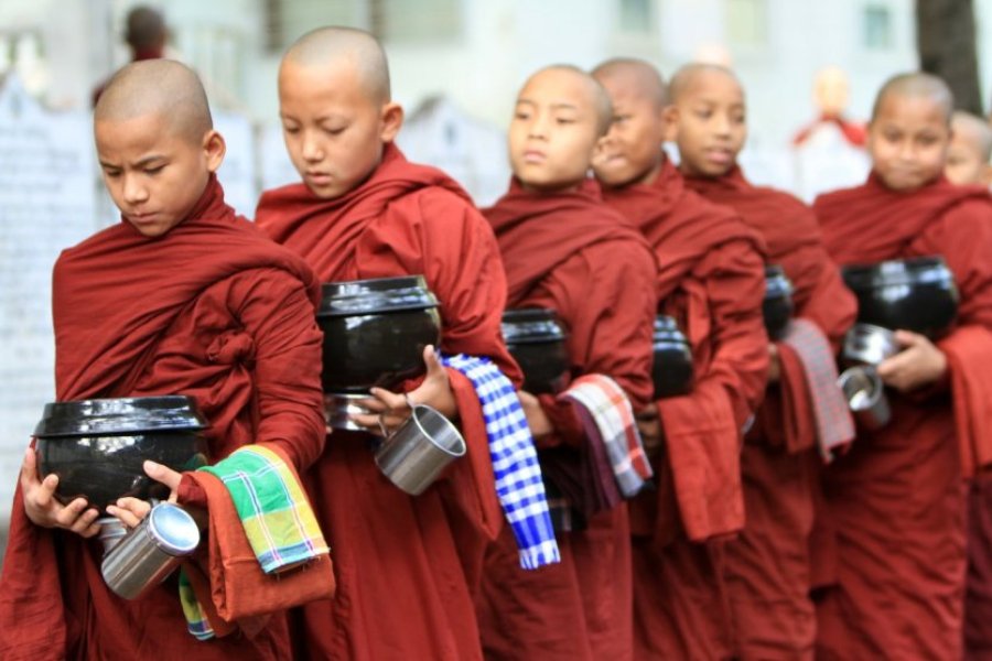 guide de voyage, Mandalay - procession au monastère - © Stéphan Szeremeta