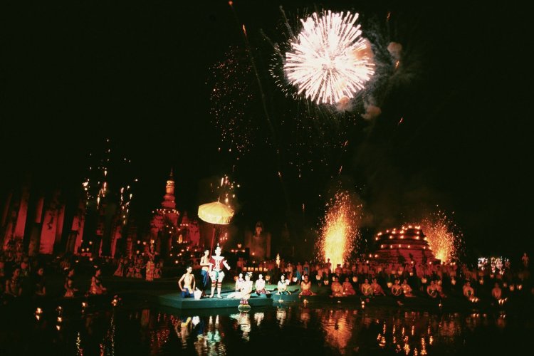 Spectacle son et lumière au festival de Loy Krathong. - © Author's Image