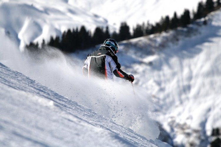 Skieur - © PHILIPPE DEVANNE - FOTOLIA