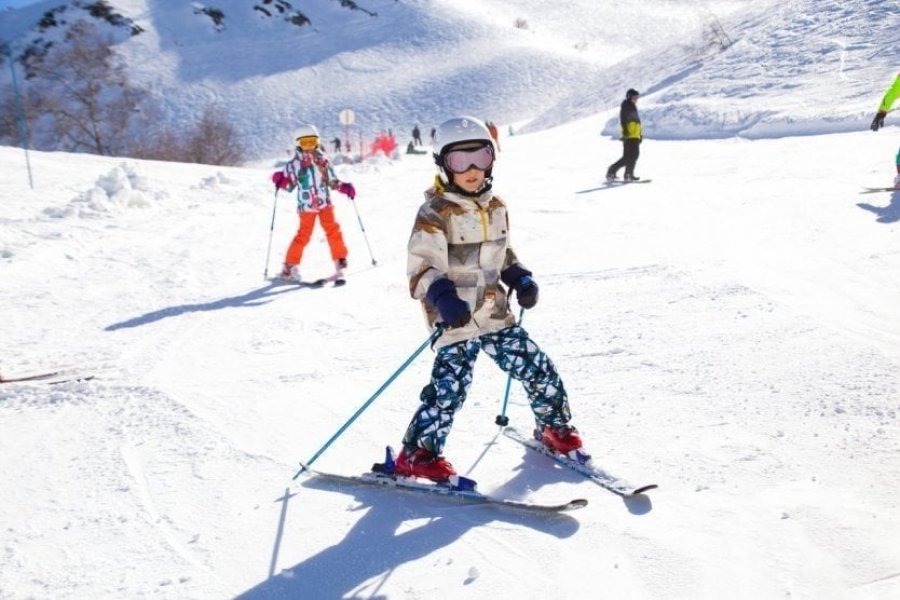 10 stations françaises idéales pour skier avec des enfants