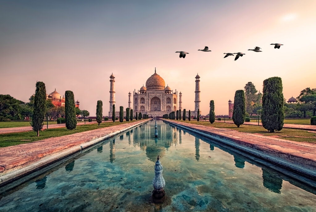 Le Taj Mahal au lever du soleil à Agra en Inde