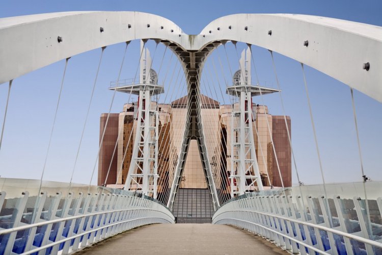 Millennium bridge - © andrew medina - istockphoto