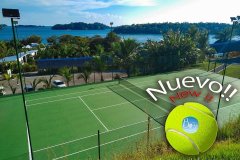 Un terrain de tennis au bord du Pacifique