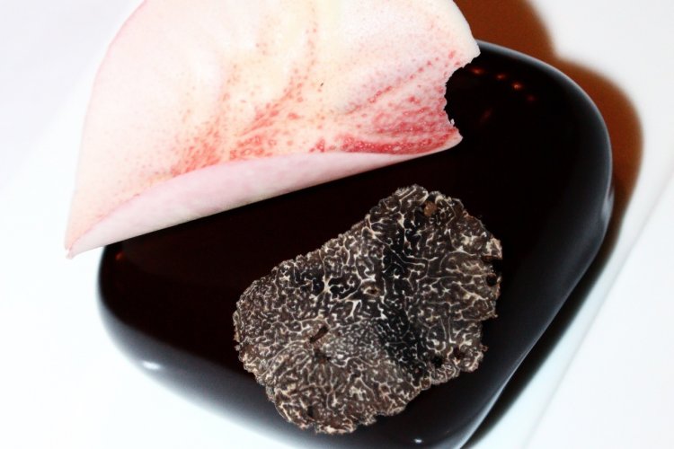 Galet miroir au chocolat Equatoriale Valrhona, coeur truffé - © Jeremy CAPITANO