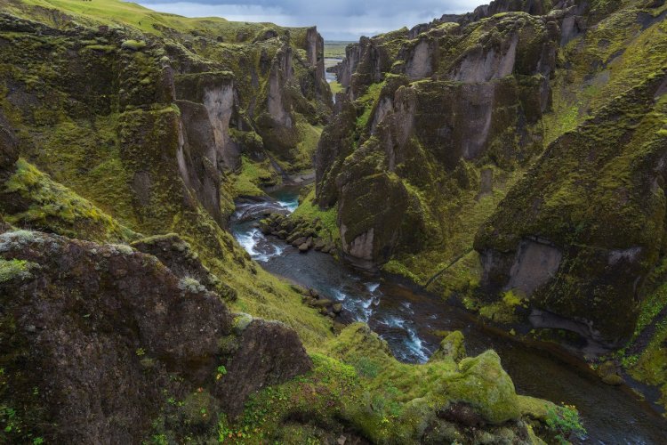 Le canyon Fjaðrárgljúfur situé dans le sud de l'Islande - © guidetoiceland