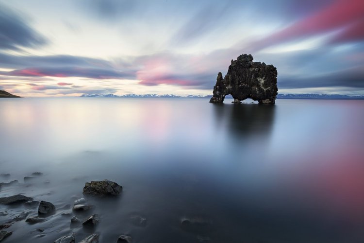 Hvítserkur, situé dans le nord de l'Islande ressemble à un animal buvant l'eau de l'océan - © guidetoiceland