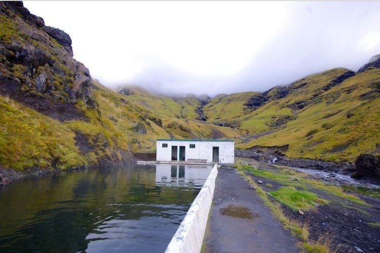 Seljavallalaug, la plus vieille piscine d'Islande au coeur de la nature - © Guidetoiceland