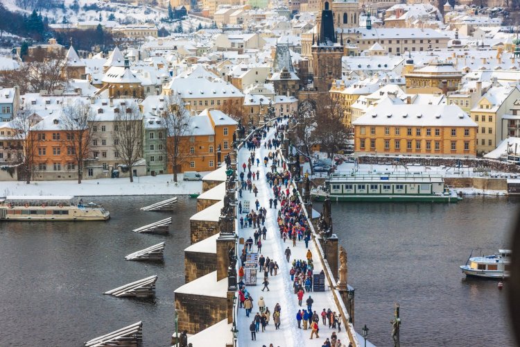 Le pont Charles sous la neige - © S-F - Shutterstock.com