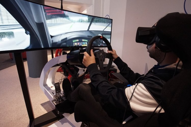 Simulateur de course automobile en VR - © Virtuel Center Montparnasse