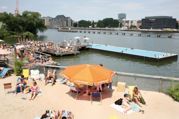 La plage et la piscine Badeschiff, sur la Spree - © VisitBerlin, Foto - Torsten Seidel