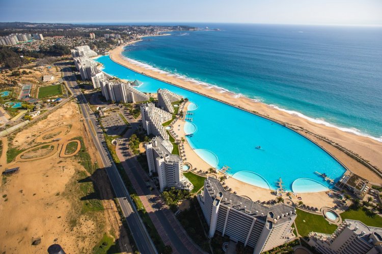 Le lagon artificiel de San Alfonso del Mar, à Algarrobo - © Crystal lagoons