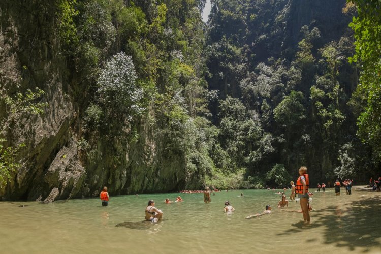 La grotte d'émeraude - © Yuttana Joe - Shutterstock.com