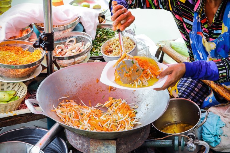 Street-food sur un marché de Bangkok - © joey 333