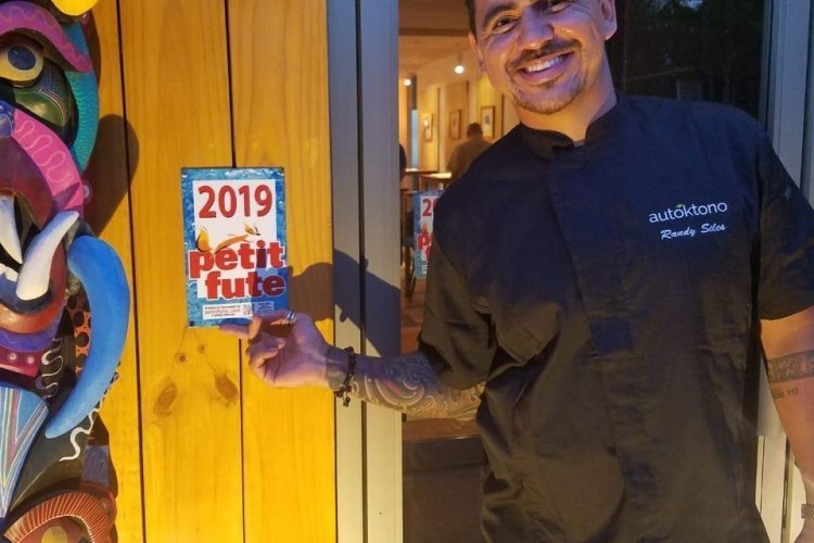 Le Chef Randy Siles devant son restaurant OS - © Randy Siles