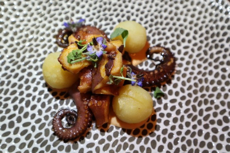 Poulpe de Tambor à la galicienne cuisiné à la braise avec poivrons, gnocchis de pomme de terre, aïoli de chipote. - © Laurent BOSCHERO