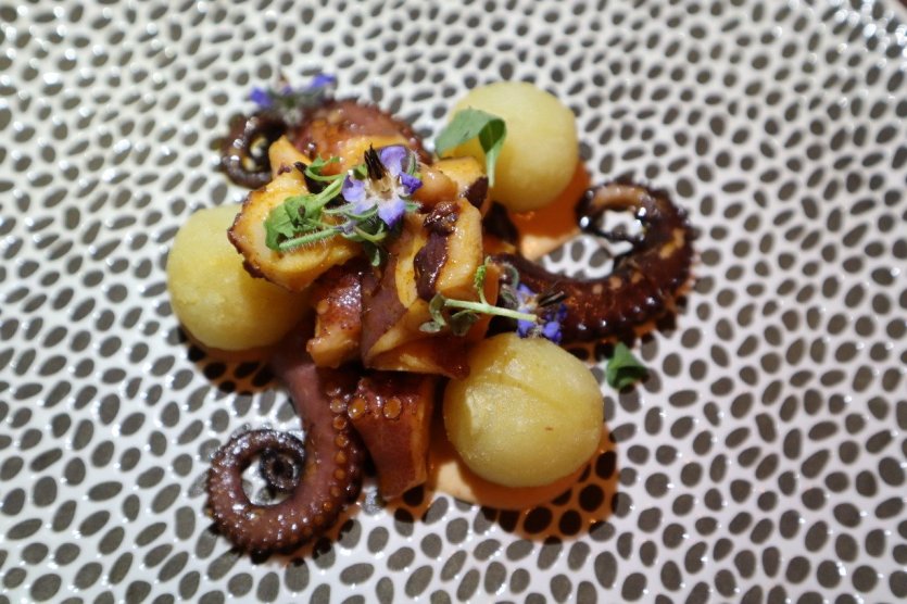 Poulpe de Tambor à la galicienne cuisiné à la braise avec poivrons, gnocchis de pomme de terre, aïoli de chipote. - © Laurent BOSCHERO