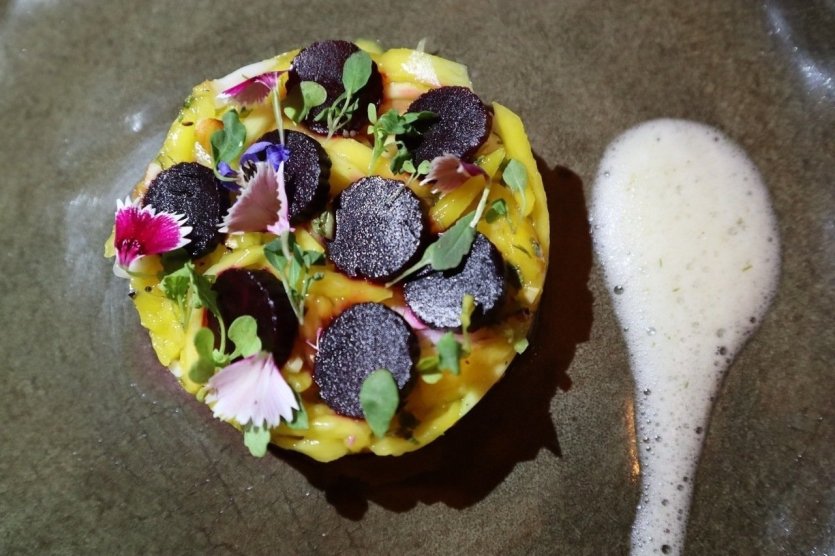 Salade de mangue betterave, avec vinaigrette à l'eau de coco et sauce à base d'arêtes de poisson. - © Laurent BOSCHERO