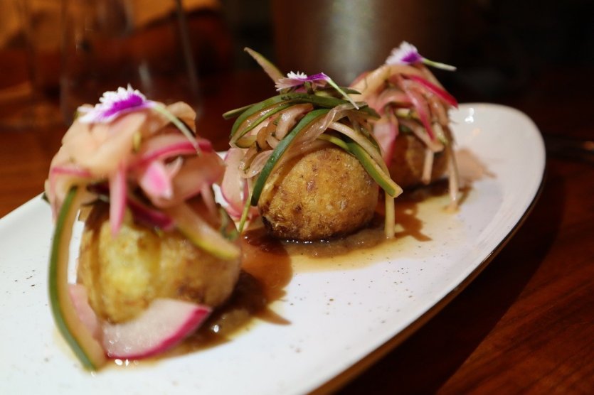 Croquettes costaricaines à base de manioc, coco, marinade et chutney de tamarin. - © Laurent BOSCHERO