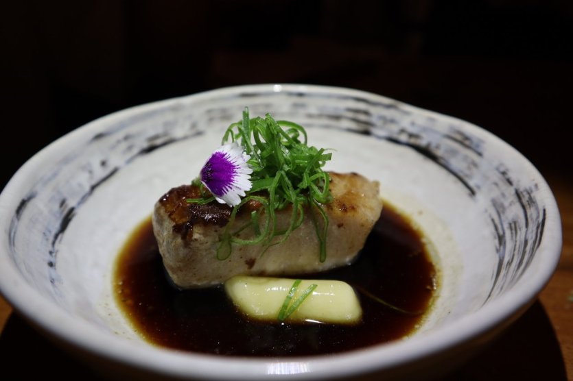 Thon avec guacamole, sauce à base de soja, saké et gingembre. - © Laurent BOSCHERO