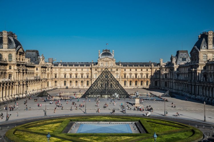 La Pyramide du Louvre - © 2012 Musée du Louvre Olivier Ouadah