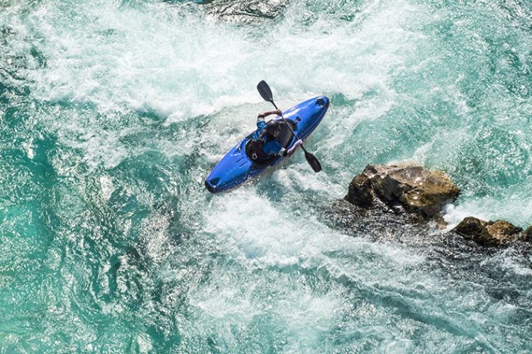 Kayak sur eaux turquoises, Canada - © Getty Images
