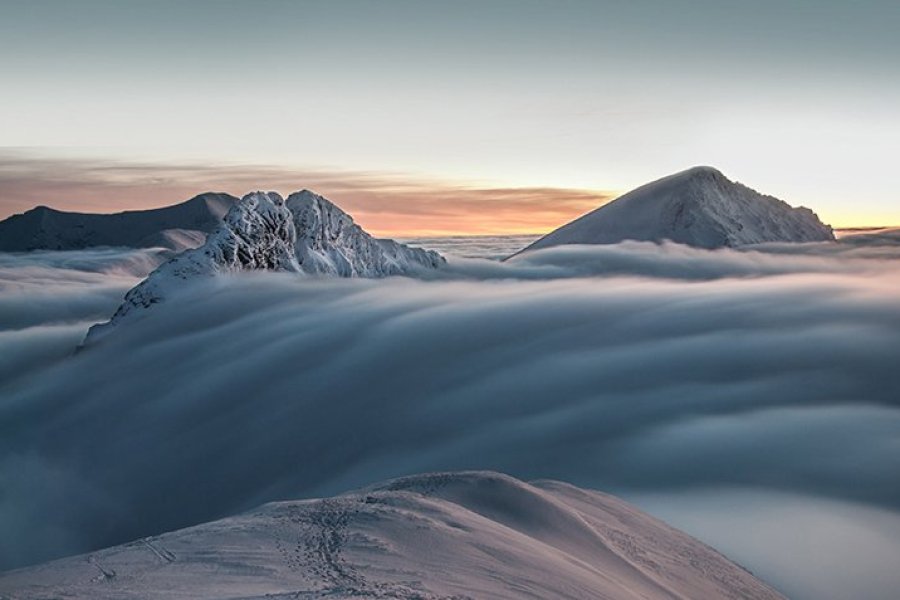 Nuages débordants les sommets de montagnes