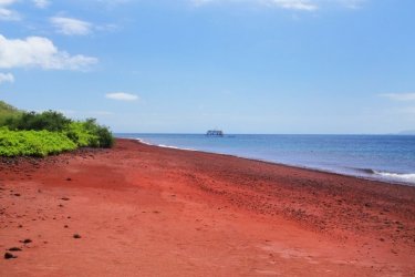Plage rouge de l'île de Rabida, Galapagos - © Don Mammoser - Shutterstock.com