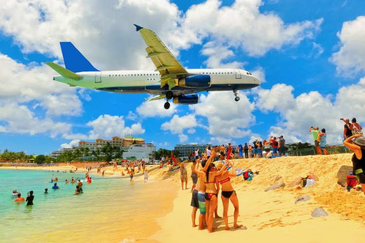 Maho Beach, Saint-Martin - © Solarysis - Shutterstock.com