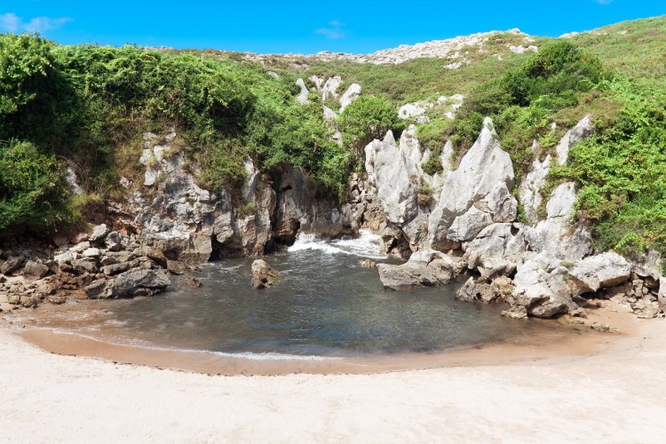 Plage de Gulpiyuri, Asturies - © Migel - Shutterstock.com