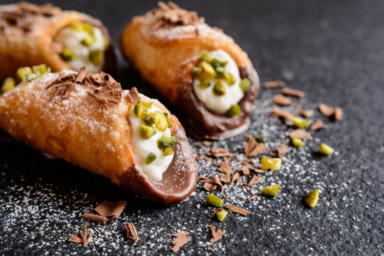 Cannoli - © Noirchocolate - Shutterstock.com