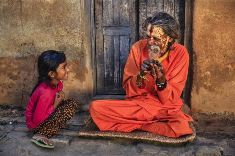 Fillette observant un sadhu à Patan. - © hadynyah