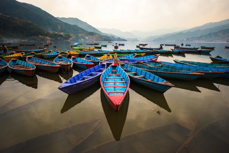 Lac de montagne dans la région de Pokhara - © ktianngoen0128