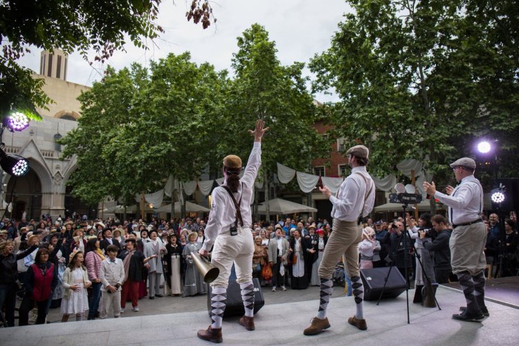 Fira Modernista de Terrassa. Recreació de cinema a la Plaça Vella de Terrassa - © Arxiu Ajuntament de Terrassa-Fira Modernista/Manel Marqués