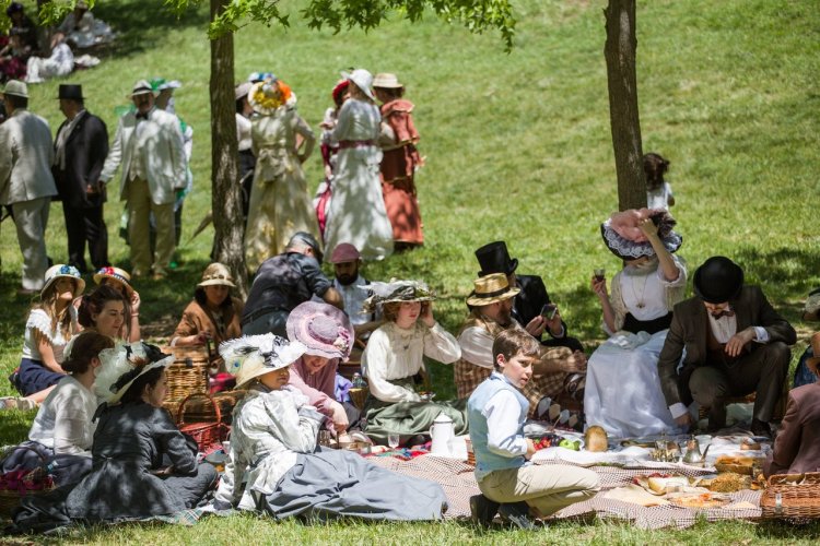 Fira Modernista de Terrassa. Activitat Picnic Modernista, al Parc dels Catalans - © Arxiu Ajuntament de Terrassa-Fira Modernista/Manel Marqués
