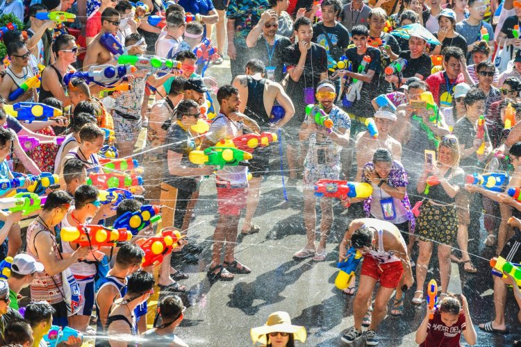 Songkran - © i viewfinder - Shutterstock.com