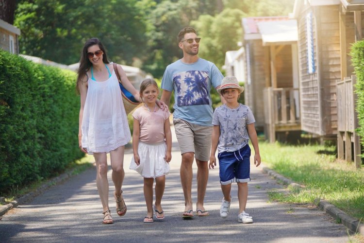 Camping en famille. - © goodluz - Shutterstock.com