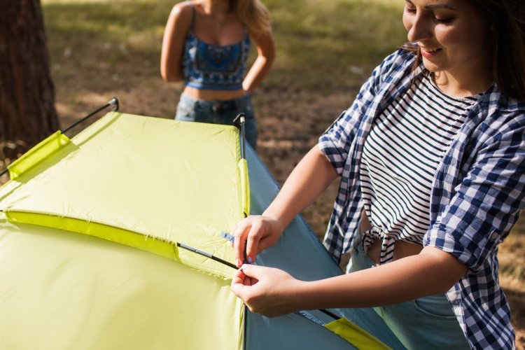 Vérifier son matériel de camping - © igor _ kell - stock.adobe.com