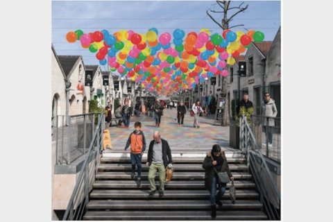 Un arc-en-ciel de ballons au-dessus de Bercy Village