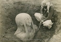 Découverte de la grande statue funéraire de Tell Halaf le 12 mars 1912. - © Fondation Max Freiherr von Oppenheim / Rheinisch-Westfälisches Wirtschaftsarchiv, Cologne
