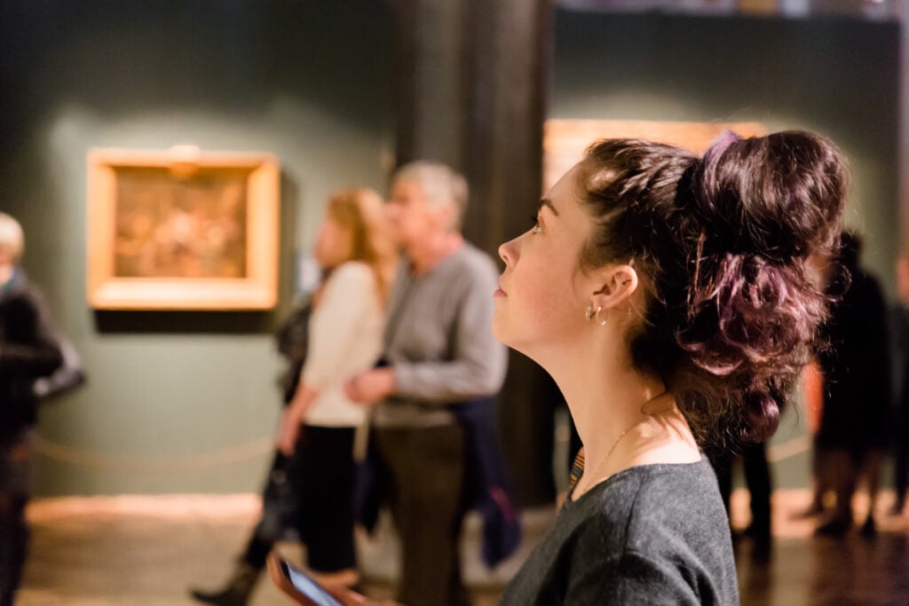 Que faire en Belgique ? Jeune femme au musée 