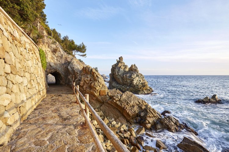 Le chemin de ronde (cami de ronda), sentier du littoral qui longe Lloret de Mar et traverse la Costa Brava - © Lloret Turisme