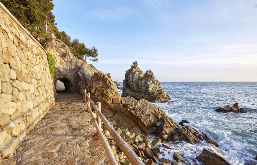 Le chemin de ronde (cami de ronda), sentier du littoral qui longe Lloret de Mar et traverse la Costa Brava - © Lloret Turisme