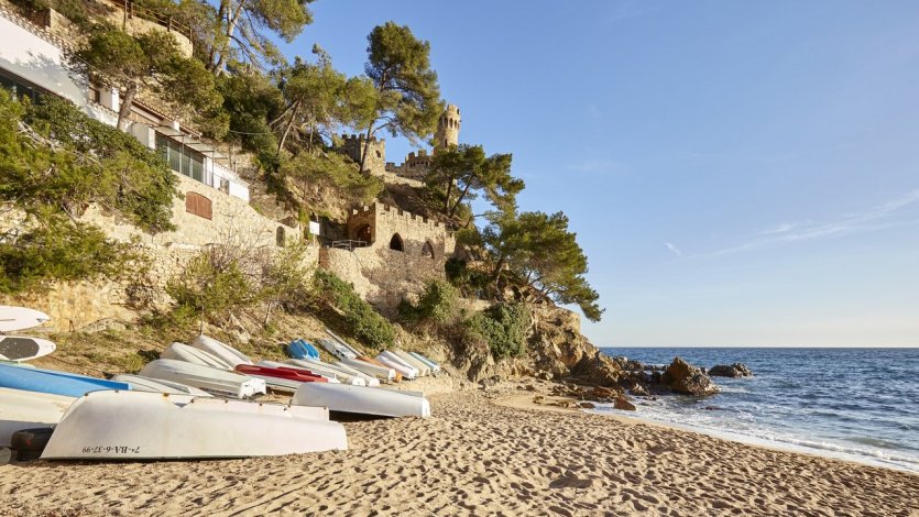 La plage de Sa Caleta et sa magnifique vue sur le château d'en Platja - © Lloret Turisme
