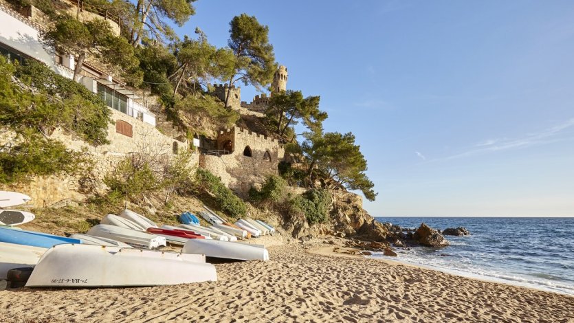 La plage de Sa Caleta et sa magnifique vue sur le château d'en Platja - © Lloret Turisme