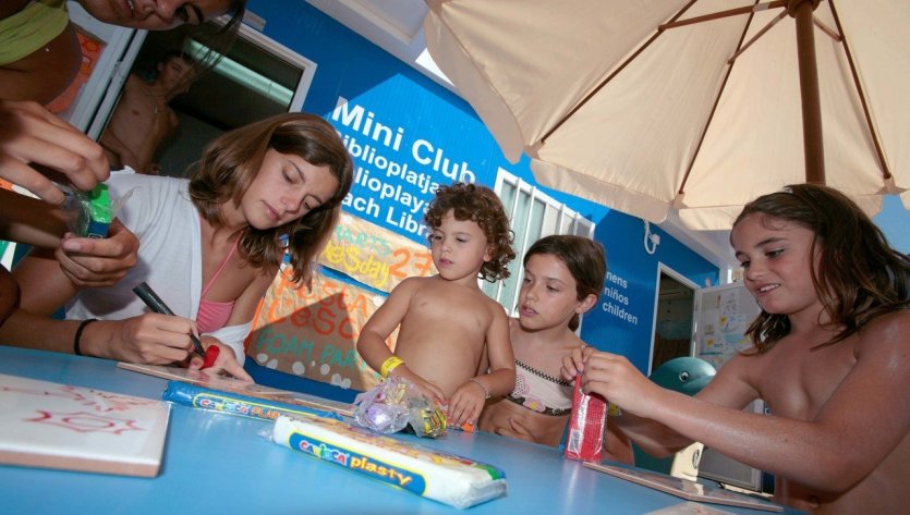 La plage centrale de Lloret de Mar et celle de Fenals proposent chaque été des mini-clubs pour les enfants - © Lloret Turisme