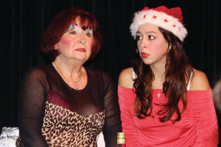 Babeth (Françoise Dehlinger) et Anne-Sophie (Violette Barratier) pendant le réveillon de Noël... - © Lisa Picovschi