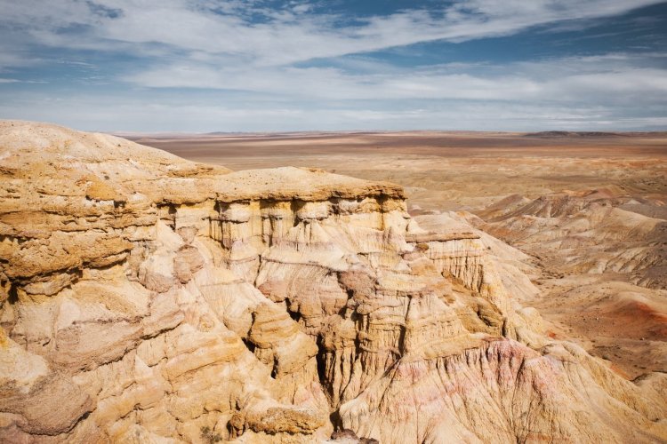Les falaises de Bayanzag dans le désert de Gobi, Mongolie - © pius - iStockphoto.com